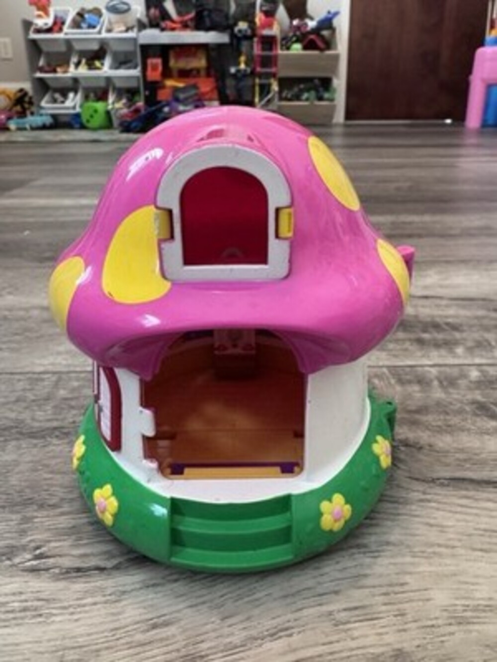 Sanrio Hello Kitty Dream World Mushroom House